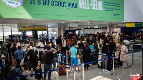 kašnjenje leta, kasni avion, aerodrom, šalter, čekiranje, gužva, redovi, Denver