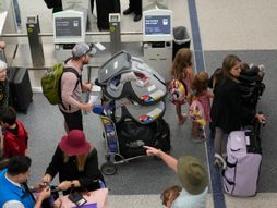 kašnjenje leta, kasni avion, aerodrom, šalter, čekiranje, gužva, redovi, Denver