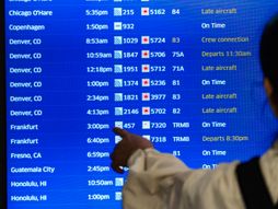 kašnjenje leta, kasni avion, aerodrom, šalter, čekiranje, gužva, redovi, Denver