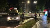 Ostali zaglavljeni u prevrnutim kućicama za naplatu parkinga i u vozilima: 2 osobe u KC Kragujevac