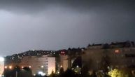 Olujno nevreme jutros stiglo i u Sarajevo: Grmljavina, vetar i kiša probudili građane
