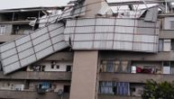 Vetar orkanske jačine u Leskovcu čupao limene krovove sa zgrada