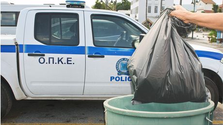 Grčka policija kanta za đubre