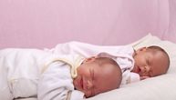 Bebe su jedna drugoj ugrožavale život u materici: Mama je uz rizik obe uspela da spase