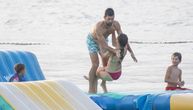 Pogledajte kako Đokovići uživaju u Dubrovniku: "Bezobrazni" Novak gurnuo Jelenu u vodu, cela porodica na okupu