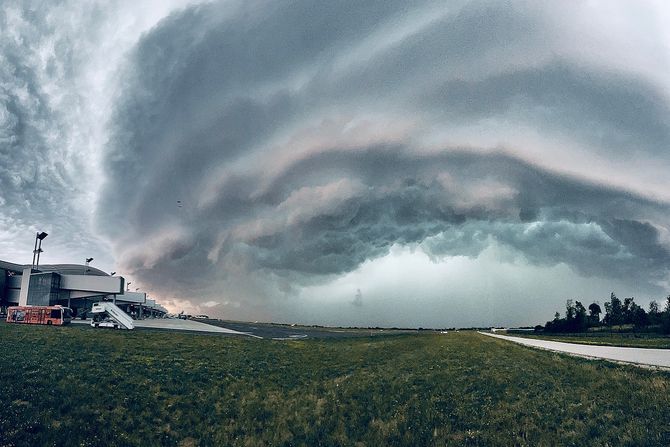 Oblak arcus i superćelijska oluja iznad Zagreba