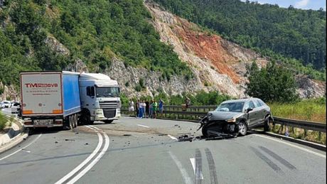 Na zlatiborskom putu, između Užica Užice  i Čajetine Čajetina  saobraćajna nesreća šleper i auto