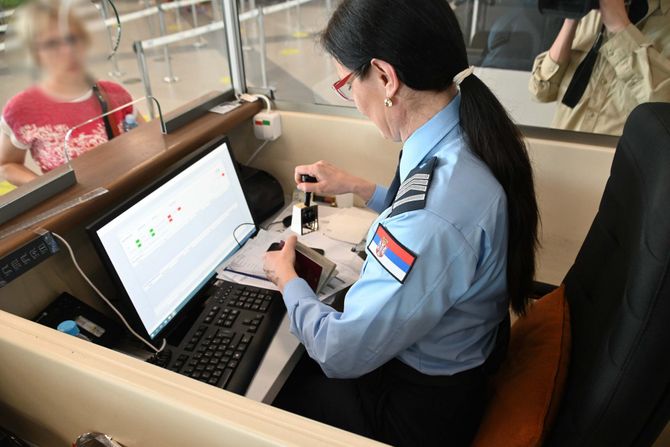 Aerodrom Beograd, pasoska kontrola, policijski sluzbenici Aerodrom Beograd, pasoska kontrola, policijski sluzbenici