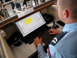 Aerodrom Beograd, pasoska kontrola, policijski sluzbenici