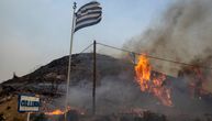Meštani Rodosa krenuli u borbu protiv požara: U kolima nose vodu, seku drveće da spreče širenje vatre