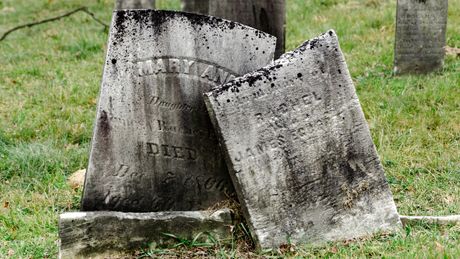 Grob, Groblje, Spomenik