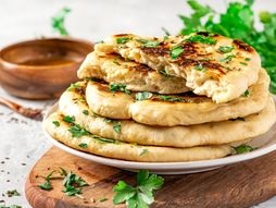 turski somun, bazlama, turski hleb, turski hleb iz tiganja, testo, doručak