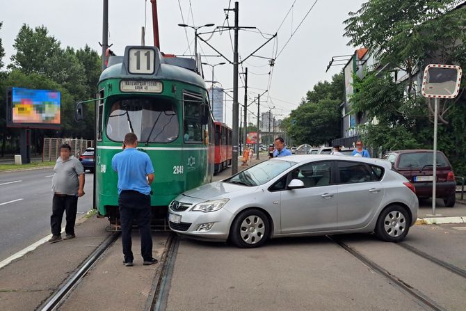 Sudar kod Gospodarske mehane  tramvaja i automobila