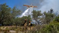 Snimljen trenutak pada kanadera u Grčkoj: Ispustio vodu na vatru, pa nestao sa radara, vidi se samo plamen