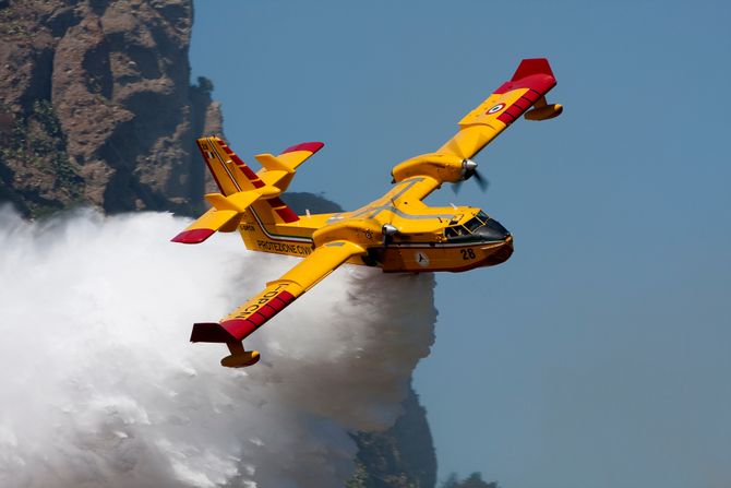 Protivpozarni avion kanader, Vatrogasni avion Bombardier CL-415