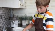 Dečaci idu u nabavku, devojčice peru sudove: Evo kada su kućni poslovi zloupotreba dečjeg rada