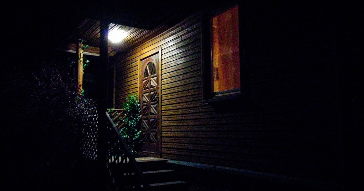 Returning from vacation, they saw strange metal pieces in front of the door: What followed terrified them