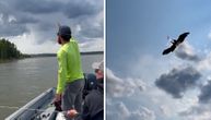 Momak je bacio ribu u vis, a orao je uhvatio u letu: Neverovatna scena iz prirode