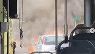 Plamen gutao automobil na Banjici, vatrogasci odreagovali neviđenom brzinom