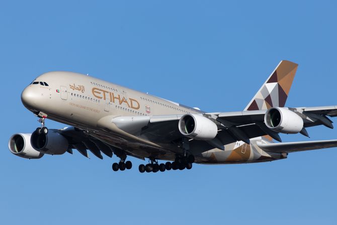 Etihad Airbus A388 (A6-APH 199)