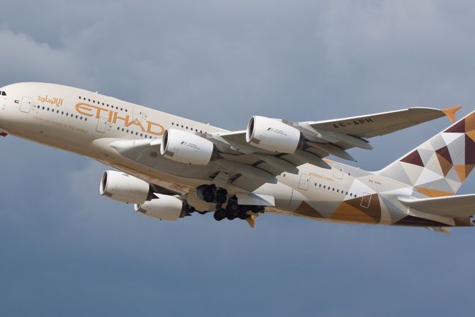 Etihad Airways Airbus A380-861 (A6-APH)