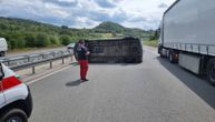 Od siline udara kombi se prevrnuo: Saobraćajna nezgoda na auto-putu Miloš Veliki u smeru ka Beogradu