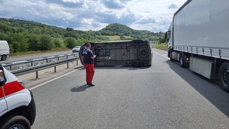 Kombi se prevrnuo: Saobraćajna nezgoda, na auto-putu Miloš Veliki