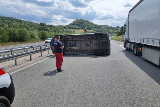 Kombi se prevrnuo: Saobraćajna nezgoda, na auto-putu Miloš Veliki