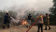 Stravičan požar kod Glifade, vatra počela da guta i kuće: Vetar pravi haos, vatrogasci se bore bez prestanka