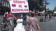 "Oženite se Ruskinjom": Žena u Knez Mihailovoj u venčanici traži muškarce, za Telegraf otkrila zbog čega