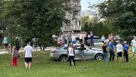 Maloletnik u maminom BMW-om naleteo na dve devojke u BiH: Jedna je teško povređena, vozač uhapšen