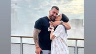 Jelena Pešić objavila porodičnu fotografiju: Mladen ne skida osmeh dok drži tek rođenu ćerku u rukama