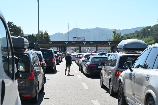 Gužve granica Gradina granični prelaz