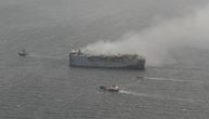 Spasilačke ekipe počele da vuku teretni brod koji danima gori kod Holandije