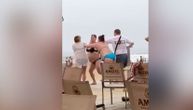 Brutalna tuča žena u bikiniju na plaži: Sevale pesnice, muškarac završio na zemlji, jedva ih razdvojili