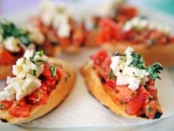 brusketi sa paradajzom i sirom