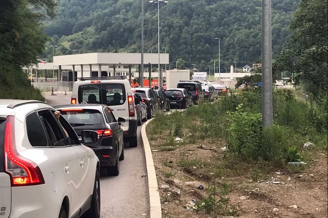 Na graničnim prelazima sa Crnom Gorom od jutarnjih sati formirane dugačke kolone vozila