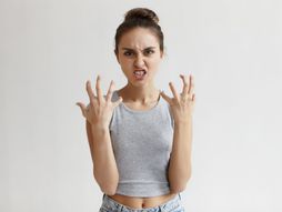 Ljuta devojka, dranje, nervoza, ljutnja