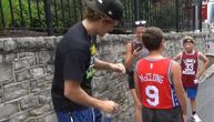 Urnebesna scena: NBA igrač video dete u njegovom dresu, pa ga pohvalio, ali dobio "ispalu" od klinca