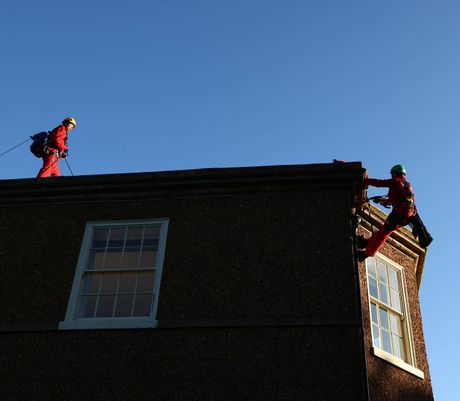 Greenpeace aktivisti demonstranti Grinpisa penju se na krov vile Riši Sunaka u Jorkširu