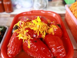 punjene paprike sa tikvicama u sosu od paradajza