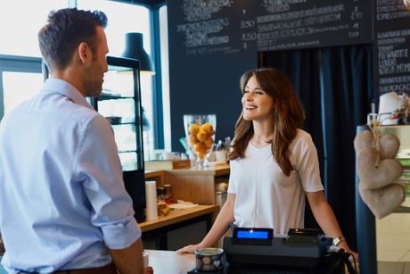 Žena konobarica i muškarac Žena konobarica i muškarac