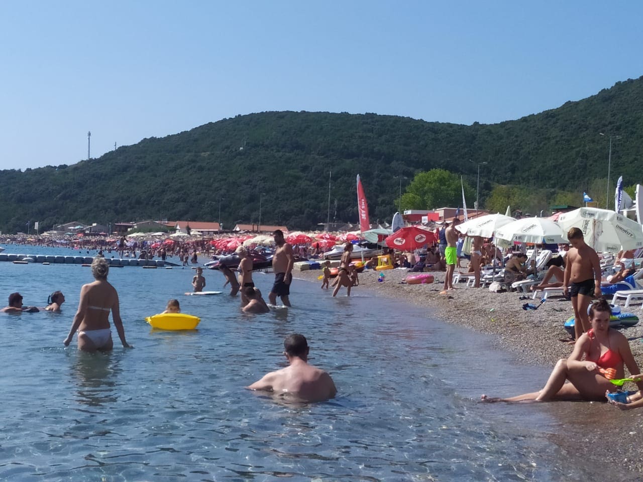 Mislili da hodaju kroz plićak, a onda je dno nestalo pod nogama: Užas majke i deteta u Ulcinju, Srbi ih spasli