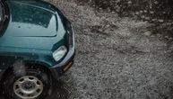 "Dobri ljudi još postoje": Novosađanka na neverovatan način zaštitila tuđi auto od kiše