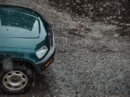 Kiša, automobil, poplava, bujica, nevreme