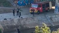 Drama u Nišu: Automobil sleteo u reku, vozač bez svesti, vatrogasci pokušavaju da ga izvuku