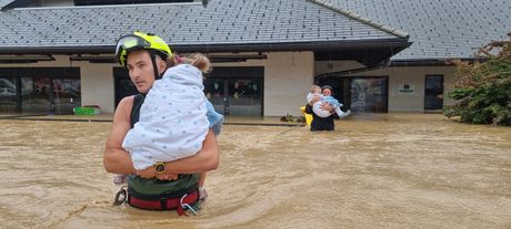 Evakuacija 22 dece iz  vrtića Gobica u  Sonček , posle poplava Slovenija