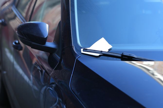 automobil poruka kazna cedulja ceduljica šoferka šoferšajbna brisač automobil poruka kazna cedulja ceduljica šoferka šoferšajbna brisač