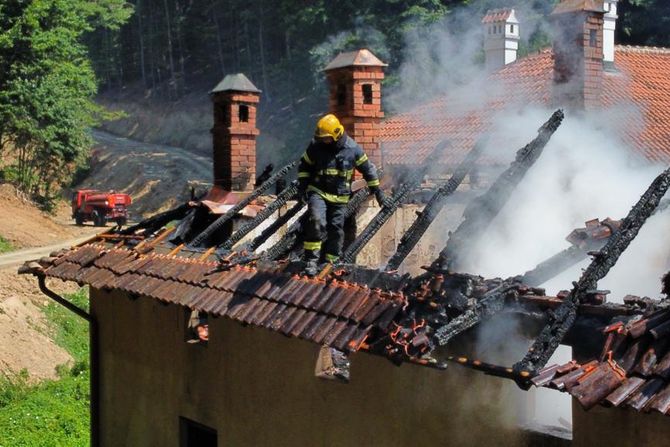 Lokalizovan veliki požar u manastiru Vraćevšnica, Gornji Milanovac