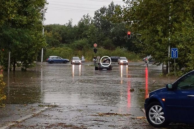 Beograd nevreme Bežanija devojka se popela na krov automobila